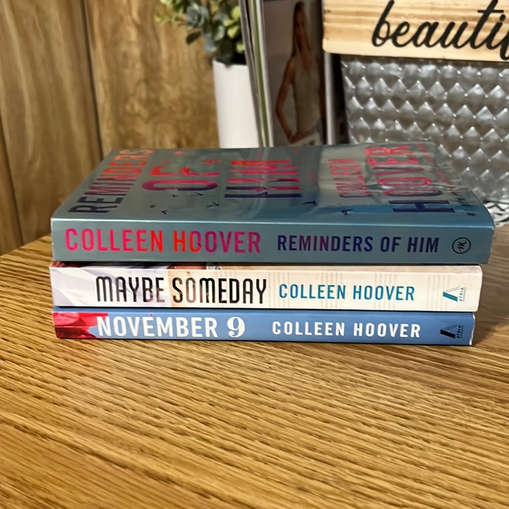 • Colleen Hoover book bundle! (3)